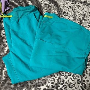 Large Fabletics scrub set evolve and on call